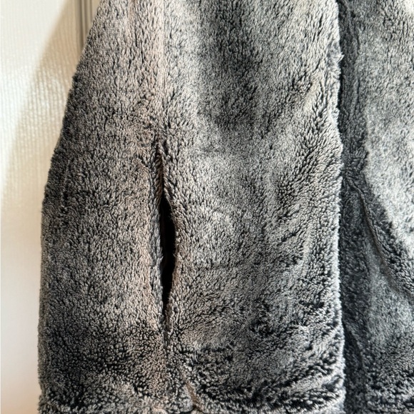 Double-Sided Black Quilted Vest with Button Details - Picture 6 of 7